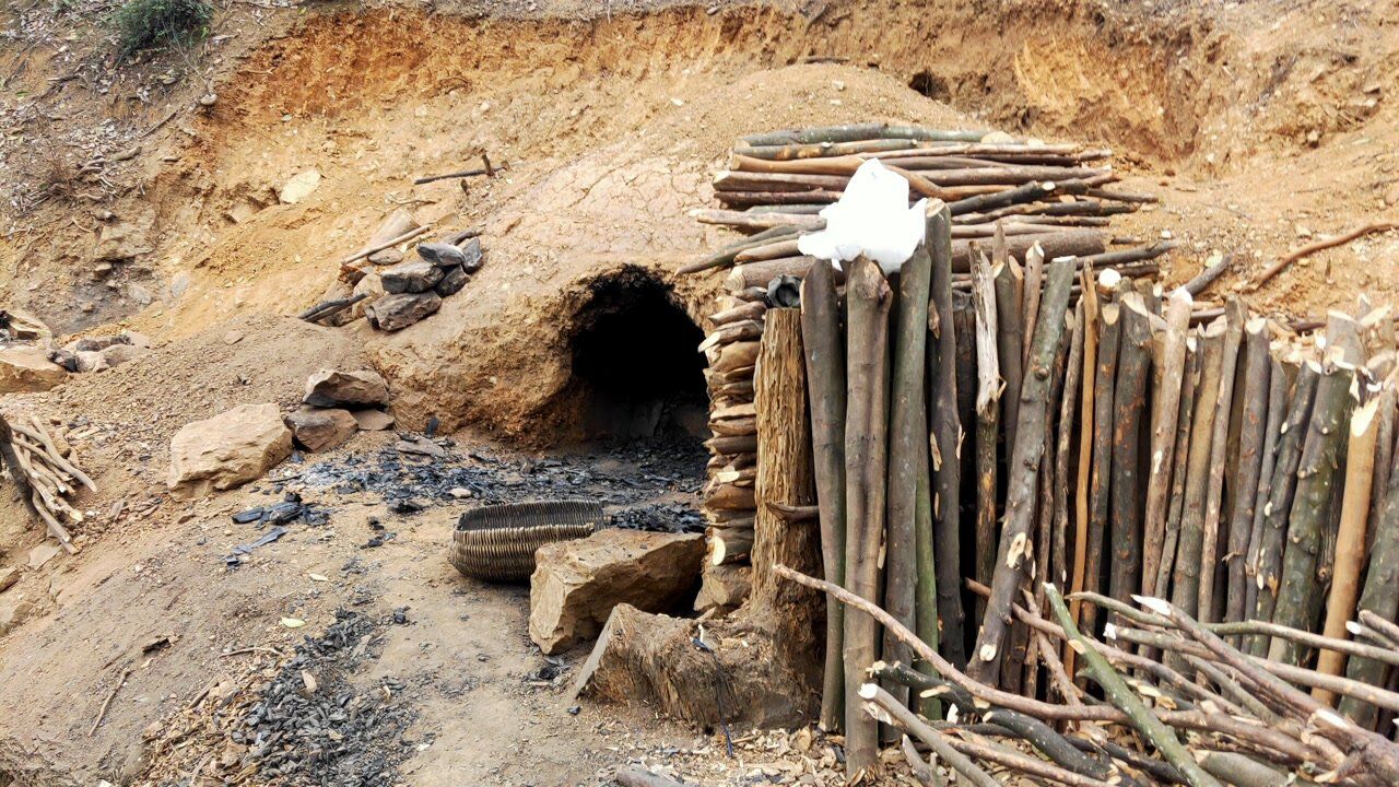 农村烧炭人怎样烧制真正的木炭这其中的心酸干过的人才懂