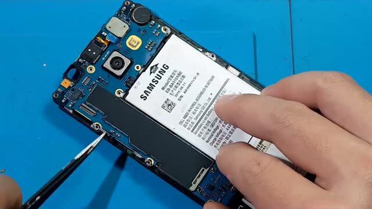 维修一台三星手机a5,屏幕比主板都贵,修复旧手机