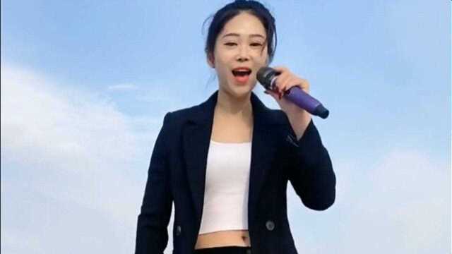 农村妹子一曲《护花使者》,一点都不输原唱,值得回味