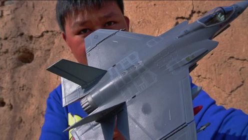 发现一架国产F35C隐形战斗机模型，看他腹部导弹数量，真恐怖！