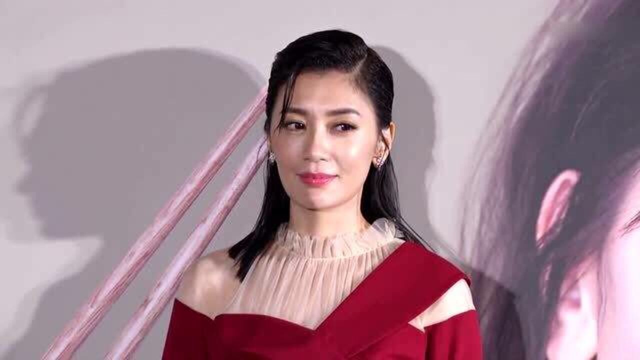 乖巧贾静雯晒女儿咘咘喂妹妹bo妞姐妹俩好有爱