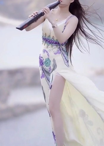 优雅时尚网红美女,电吹管演奏《女儿情》