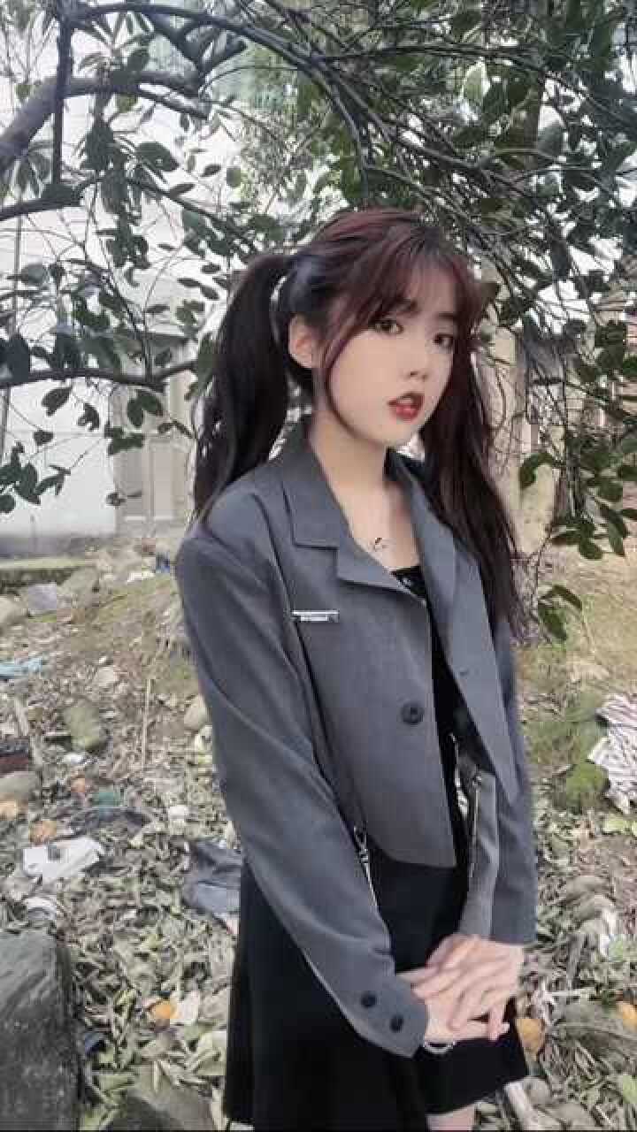 小千禧发了一个抖音短视频你尽管点开不好看算我输