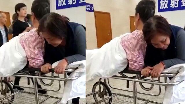 男子病床上躺太久,女子弯腰趴病床当人肉靠垫支撑,画面感动众人