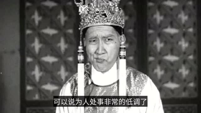 李小龙姐夫俞明为女儿庆生,96岁肌肤似树皮,房间狭小太拥挤