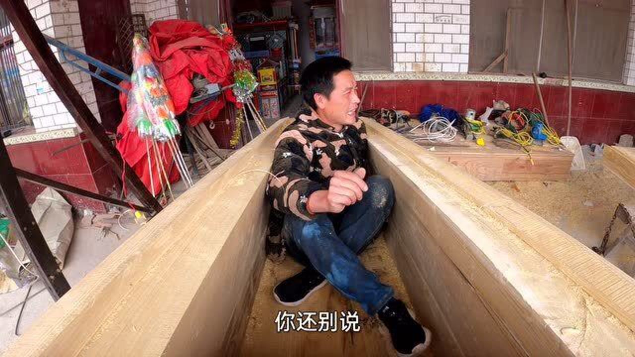 刚做好的纯桑木棺材,一般人见了都害怕,躺在里面是什么感觉
