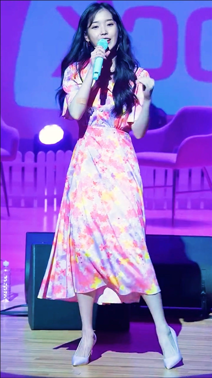 众所周知,iu李知恩从不把高跟鞋当回事,网友:丽姐现场热舞太飒了!