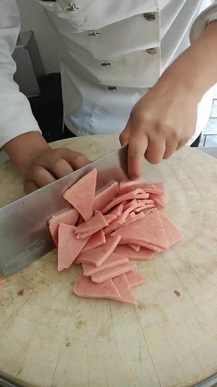 大厨刀法厉害切火腿肠都与众不同一般人得练十年