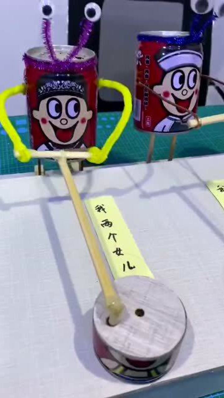 生两个儿子的都这么不容易帅哥用旺仔牛奶瓶模仿有孩子的生活结果太