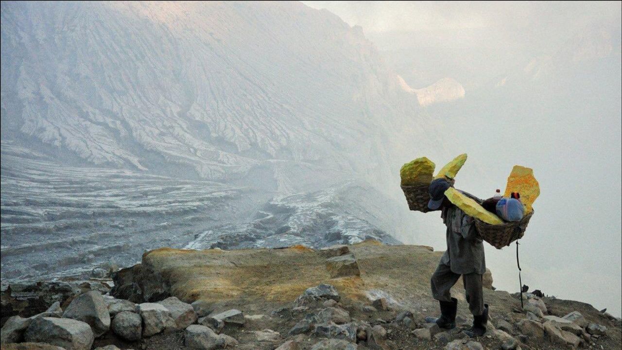 印尼火山下的硫磺矿工,透支着身体,用肩膀扛起家庭的重担
