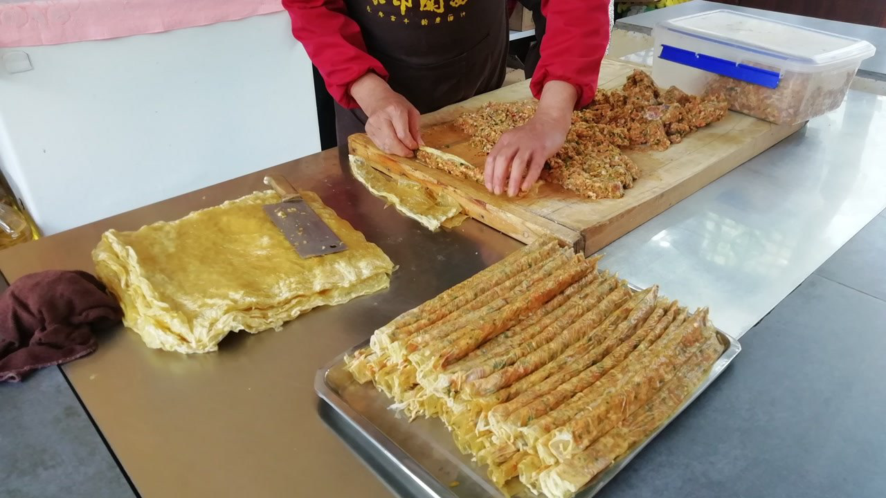 四海为家湖北房县特色美食豆油精卷卷,一定要趁热吃,外酥里嫩有风味