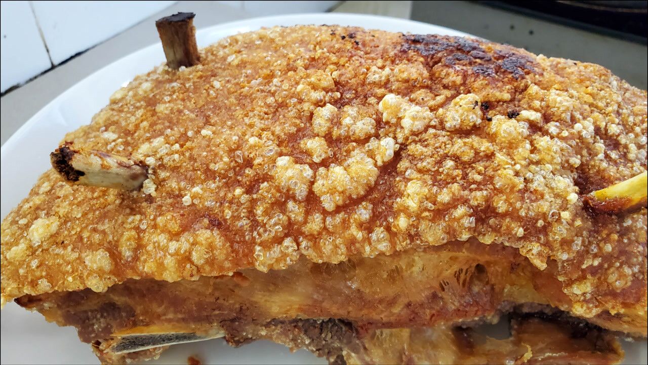 懂行的人,都这样炸脆皮扣肉,关键做好这一步,金黄又起泡