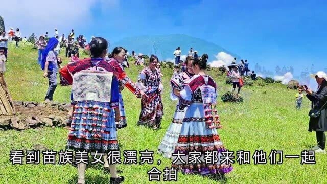 昭通鲁甸轿顶山赶花山,你去了吗?人山人海,是个搞旅游的好地方