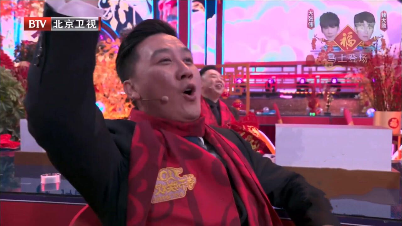 冯巩闫学晶2021春晚小品踩着街舞飙着歌开场一秒就封神