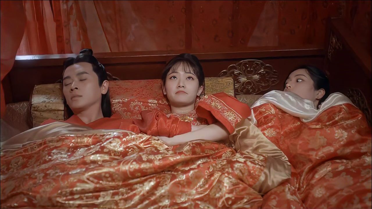 皇上宠幸妃子却让皇后跪着,太后突然来查岗,穿越皇后的做法绝了!