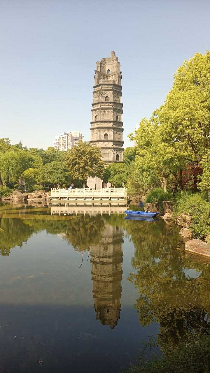 兴国塔有九层,坚固挺拔.和周边的高楼大厦相映成趣,古今和谐.