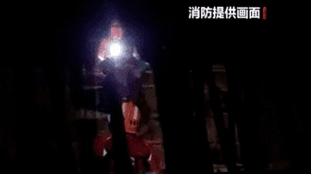 广西融安:强降雨致一家三口被困 消防安全转移