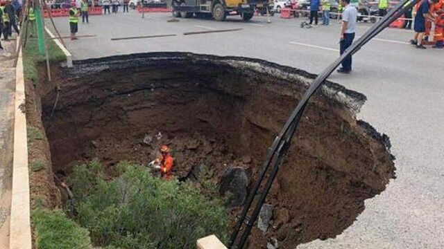 西安雁翔路发生道路塌陷事故,坠坑女子抢救无效身亡