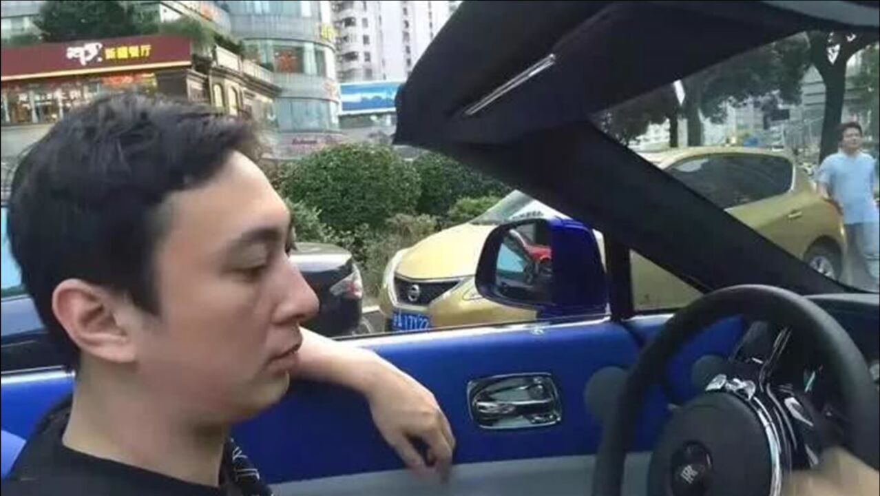 王思聪开劳斯莱斯库里南出行,车价610万上沪e牌,身边网红不断!