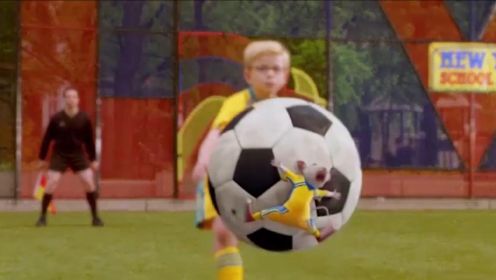 精灵鼠小弟2：小老鼠踢足球，被一脚踢飞，一部喜剧电影