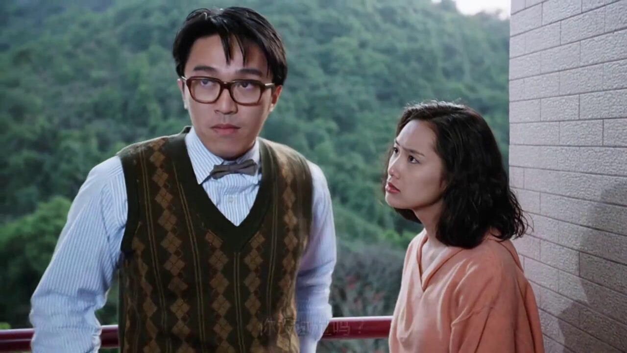 逃学威龙2:看到姐姐亲四眼仔,朱茵乐了,拉着阿星也要来试试