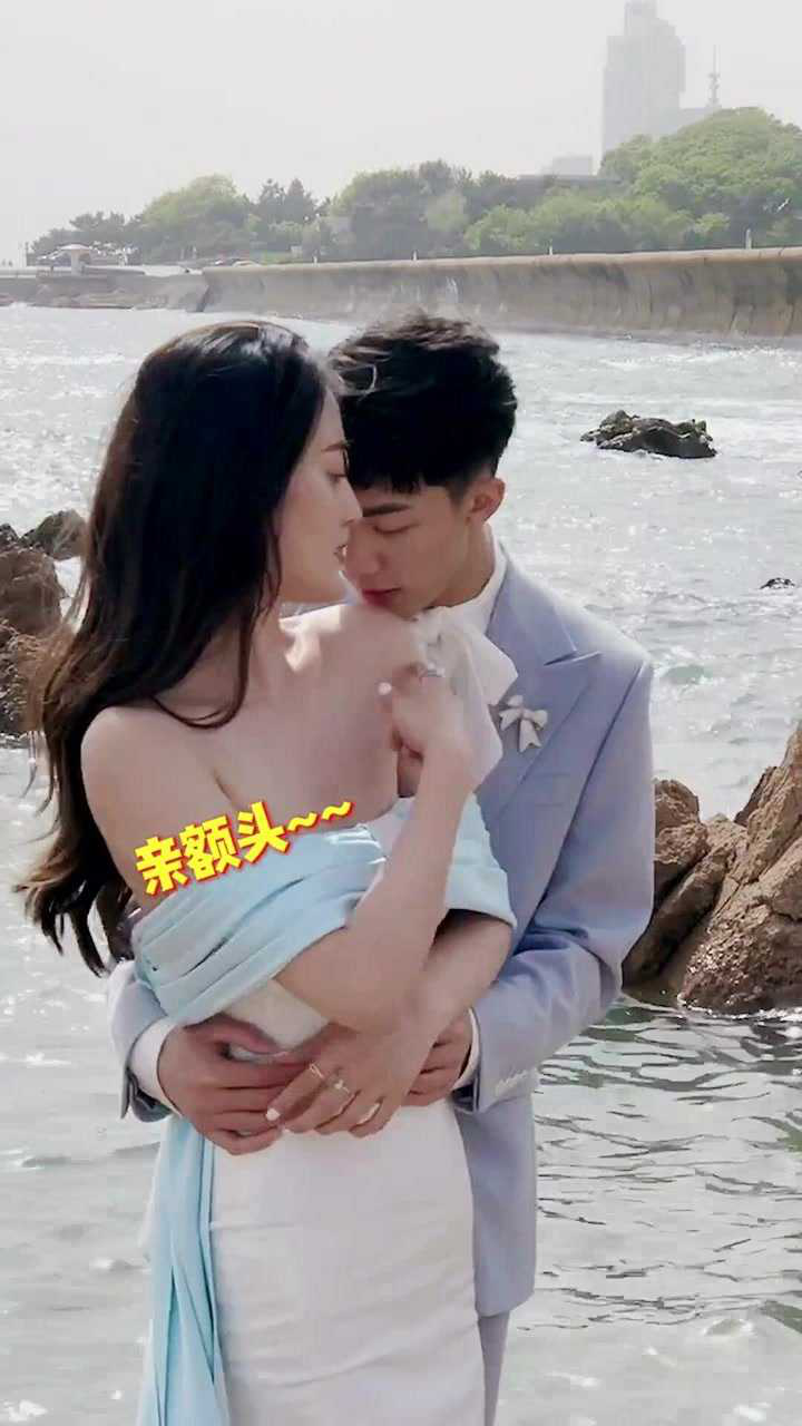 海边婚纱照阿冼腿到用时方恨短呐苗苗快蹲下一点