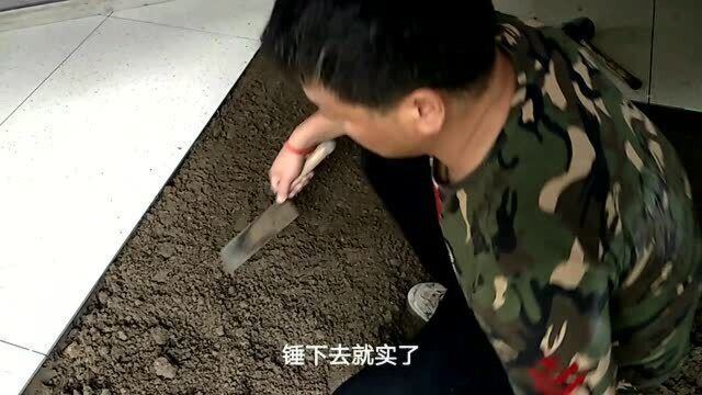 铺120大地砖想不空鼓,干砂浆千万打松,徒弟赞瓦工小铲子真灵活