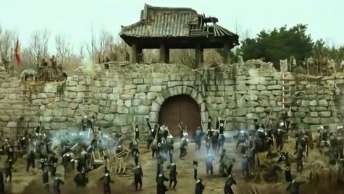 代立军 ：敌人攻打了过来，一个个爬上城墙，士兵们奋力抵抗。