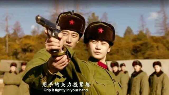 郝淑雯和陈灿比打靶,丁丁在一边练习差点射伤战友,刘峰及时制止