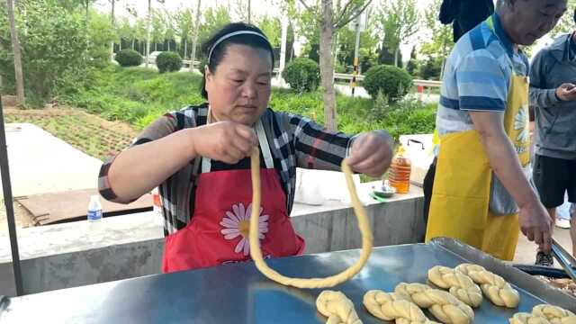 山东龙口西河阳村路口,路遇一对夫妇现炸麻花,好吃大家都愿意等