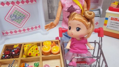 芭比娃娃超市购物故事（上集）：宝宝坐购物车跟芭比一起来超市买东西，老板打电话请卡车运送商品补货