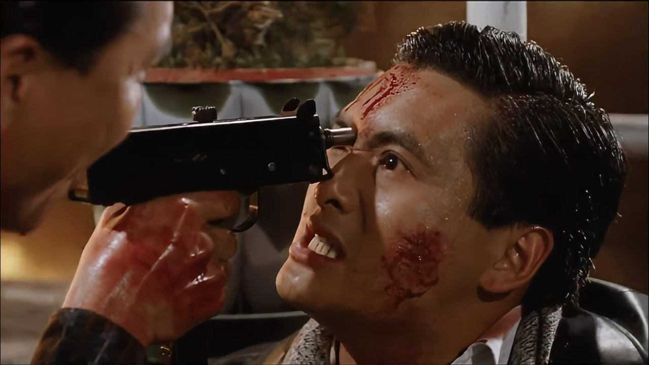 英雄好汉:黑老大用冲锋枪顶着发哥脑袋,发哥可不惯着他,暴打他!