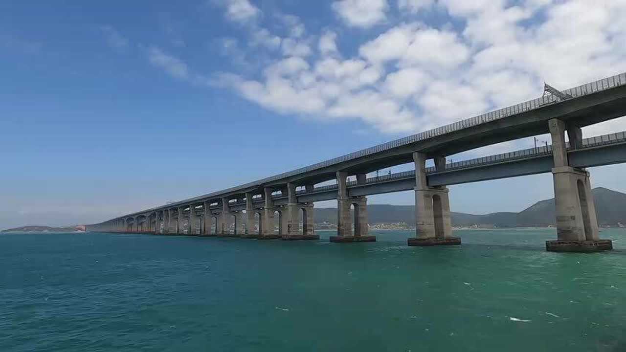 实拍通往台湾的跨海大桥,下层高铁上层高速公路,厉害了我的国