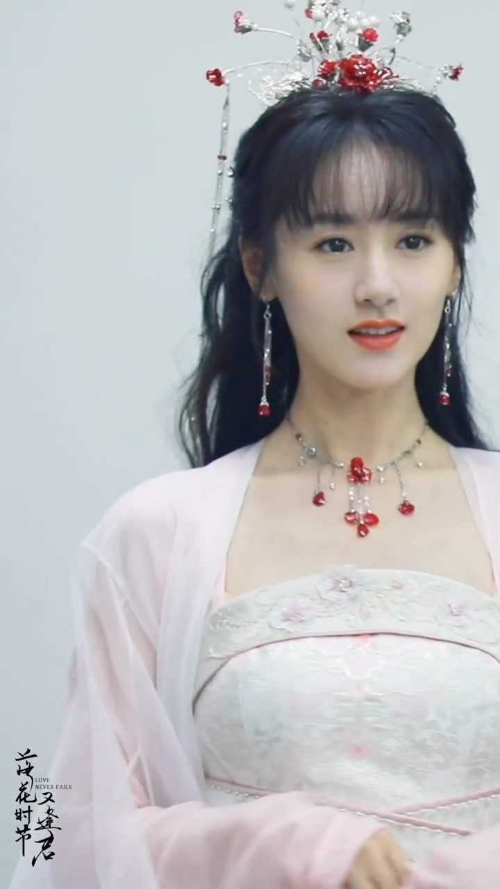 袁冰妍新剧定妆照红凝落花而来是心动的感觉