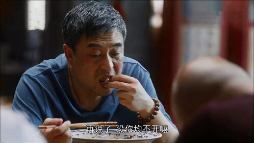 装台:张嘉译吃油泼面就蒜,老板还送猪头肉,小酒一