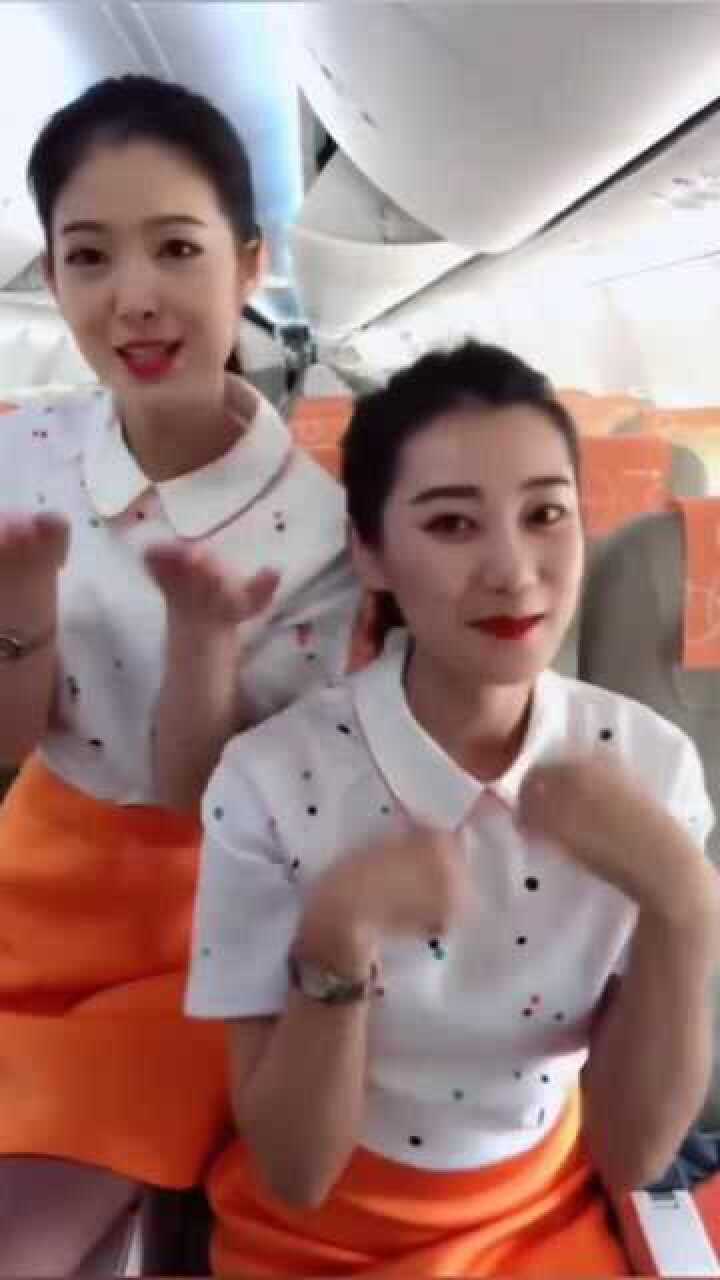 美女空姐在机舱内跳舞，长相甜美迷人，穿的空姐制服也十分可爱！_腾讯视频