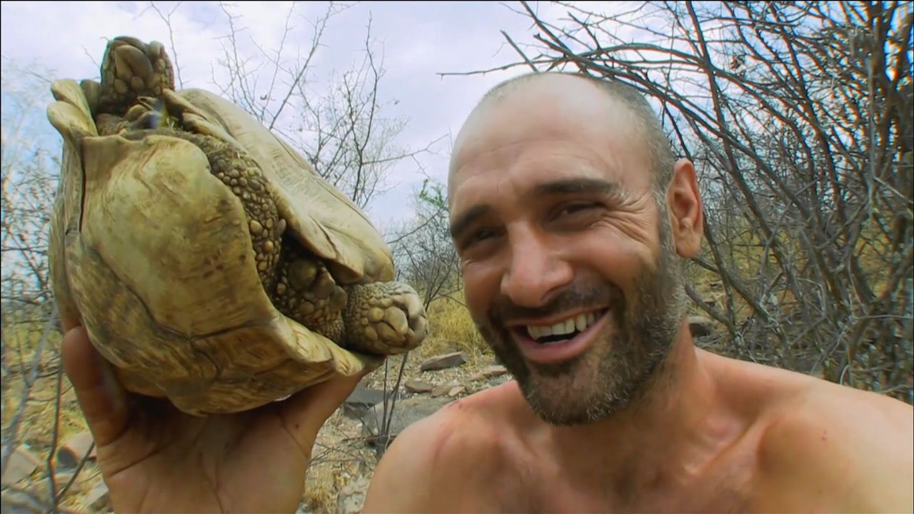 德爷挑战荒野求生成功抓到了一只5公斤的乌龟烤着就是香