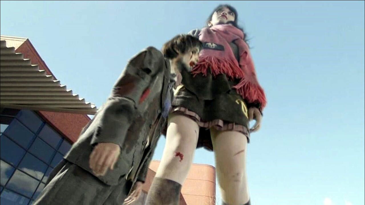 巨型女僵尸袭击学校，日本女孩们危在旦夕，还想着拍照留念！_高清