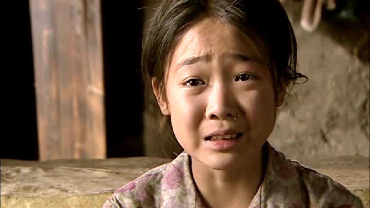 暖春:小花给爷爷煎饼,没想到煎糊了,爷爷却一点也不嫌弃