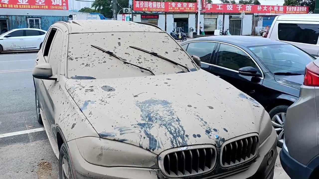 郑州泡水车实拍,宝马x5直接报废!没有车损险的麻烦了