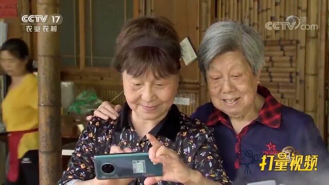 女子推出的特色菜“柴火鸡”,吸引了不少客人到农庄尝鲜