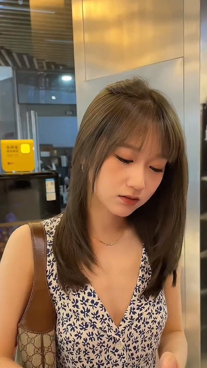 v型发尾,比较修饰脸型比例.