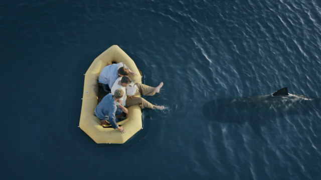 《太平洋幽灵》真实历史改编,3名士兵被困海上38天,靠吃鲨鱼喝雨水