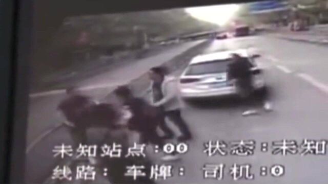 轿车司机恶意别停公交车,惨遭公交车乘客群殴.