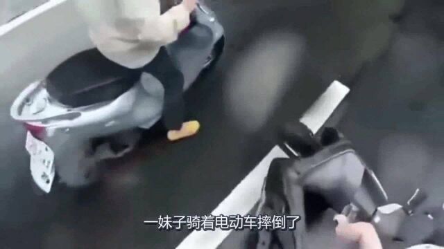 电车妹子摔倒后,为了防“走光”,这姿势真让人无语!