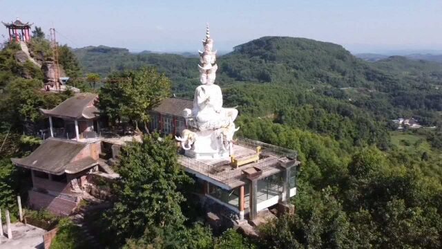 重庆合川小顶山,誉为山寨版的“小峨眉”,巍巍壮观