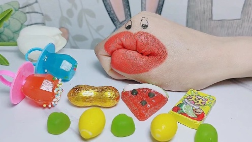 趣味糖果：贪吃兔兔饿坏了，看到这么多美味的糖果，馋哭！
