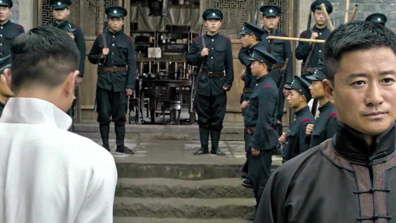 危城:曹少帅直接用鸡骨头捅死人,经典名场面:你真吃啊?