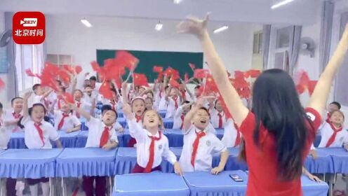 河南舞蹈老师和学生用课桌舞为祖国庆生：祝祖国妈妈，生日快乐！