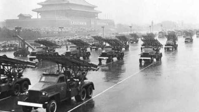 1956年,雨中大阅兵:自主生产的解放牌汽车首次参加阅兵